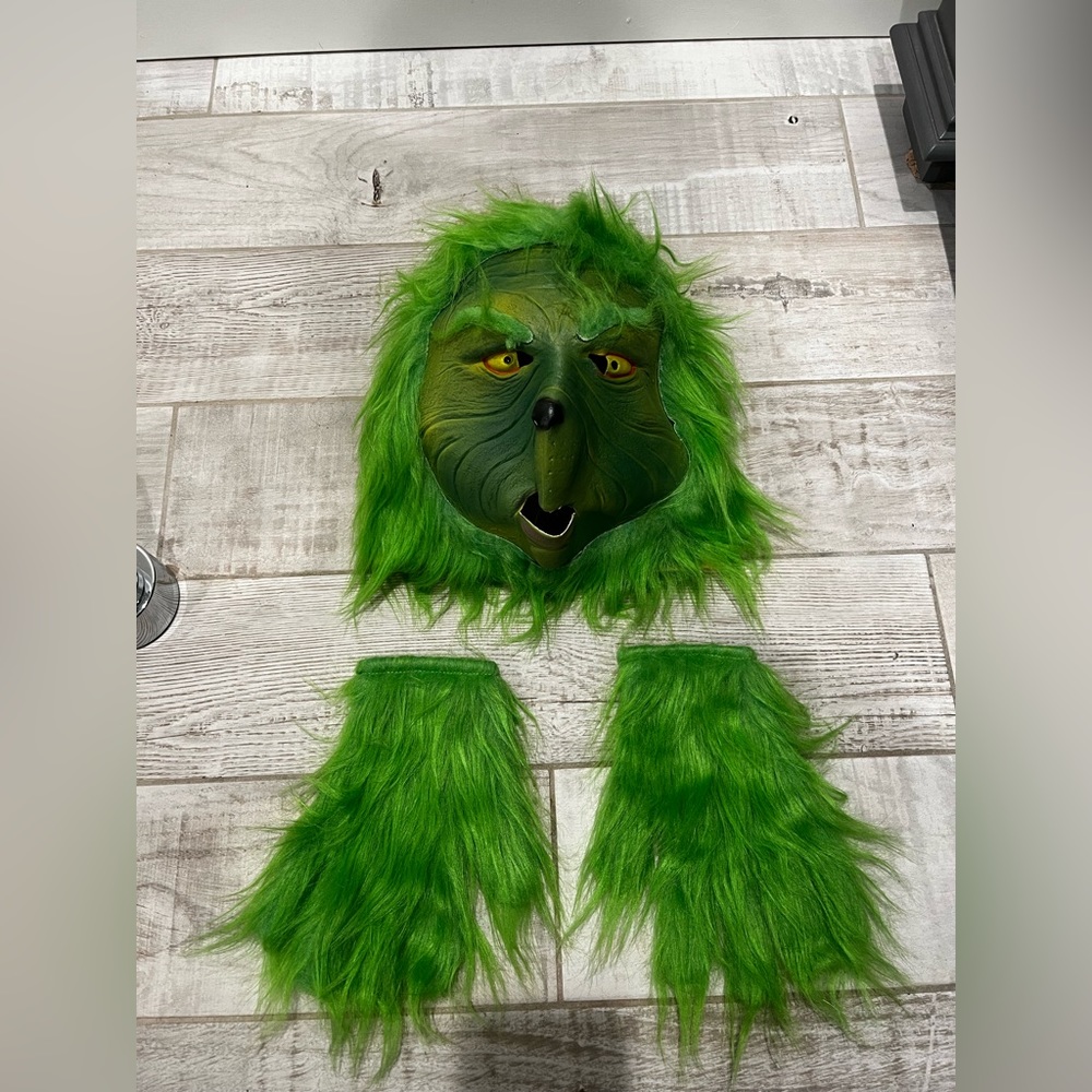 The Grinch-Themed Christmas Cosplay Set - Mask and Gloves